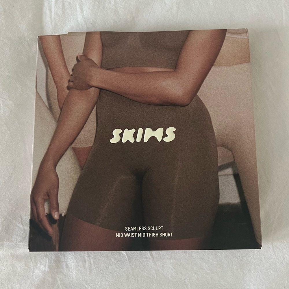 SKIMS Seamless Sculpt Mid Waist Mod Thigh Short